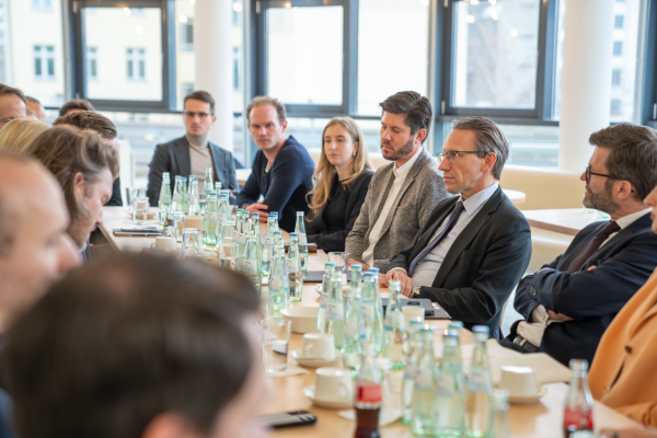 Ein Foto des Scaleup-Roundtables mit Kukies